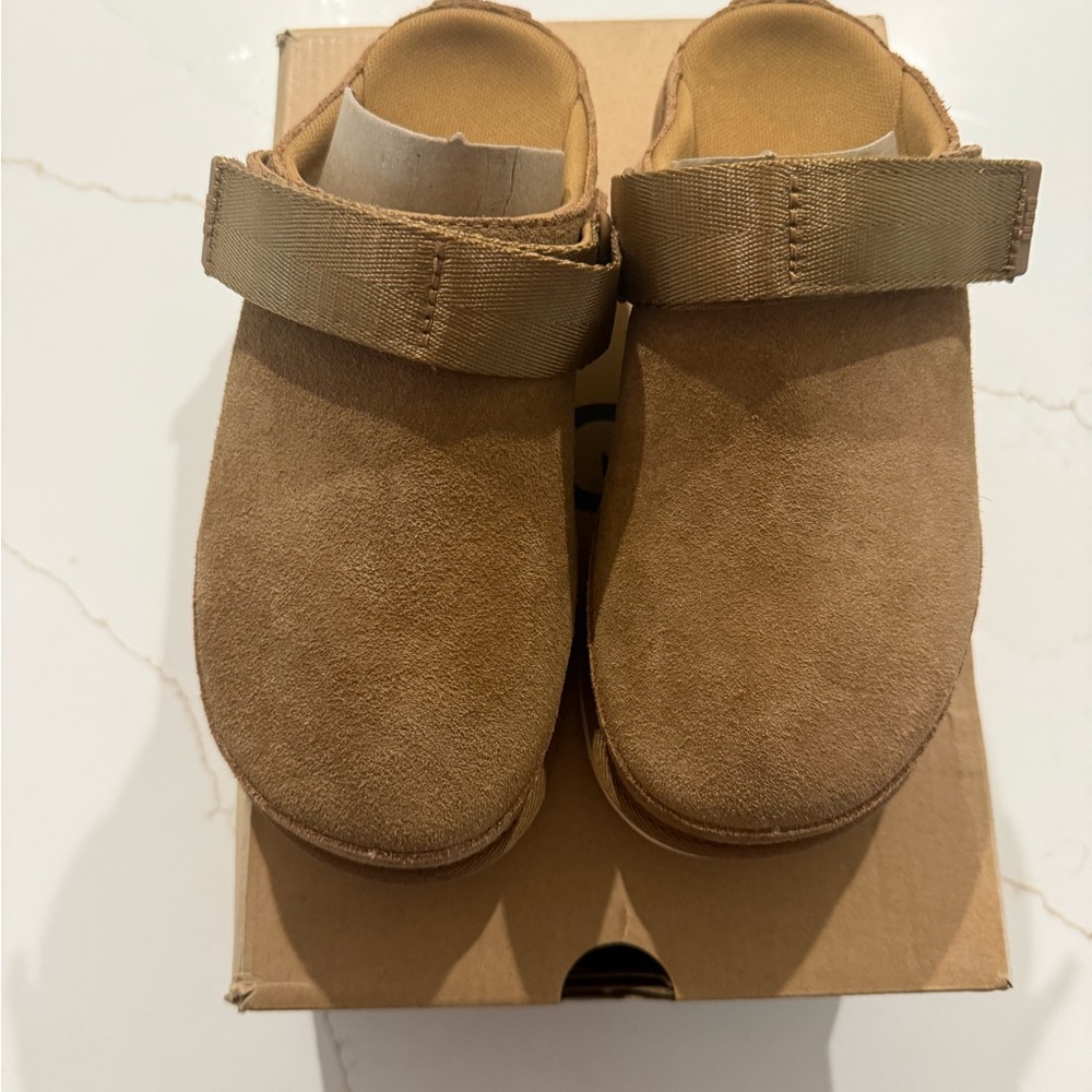 UGG Tan Suede Slippers — Goldenstar clogs
Size 7
NEVER WORN